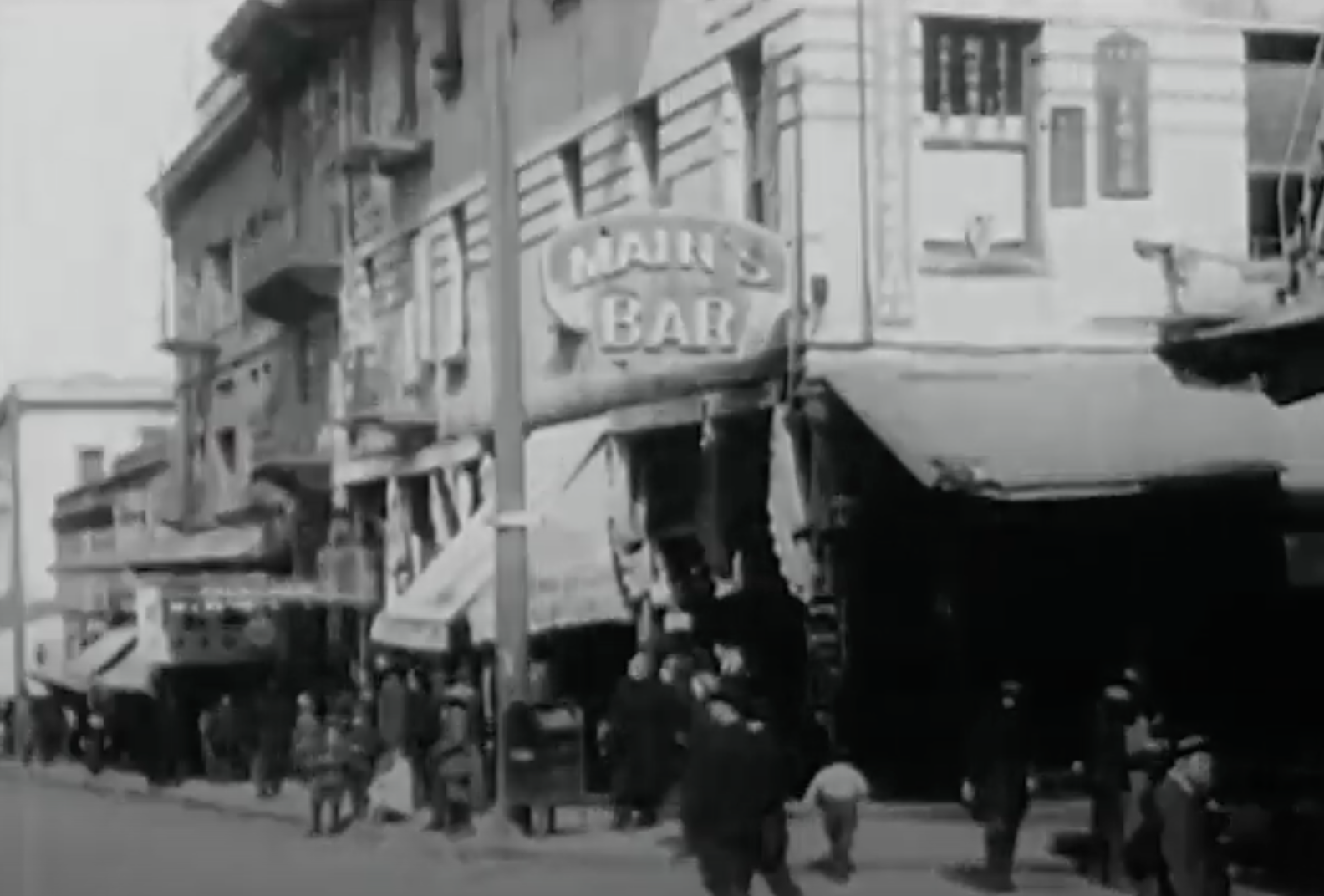暫用的黑白唐人街街道影像參考；原影片標註年份為 1912 年